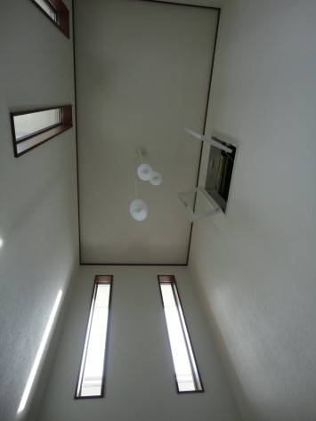 玄関　吹き抜け